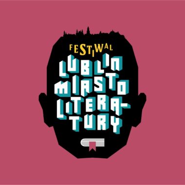 Grafika. Na na środku czerwonego tła czarna plama w kształcie głowy mężczyzny. Na plamie napis: "Festiwal Lublin Miasto Literatury".